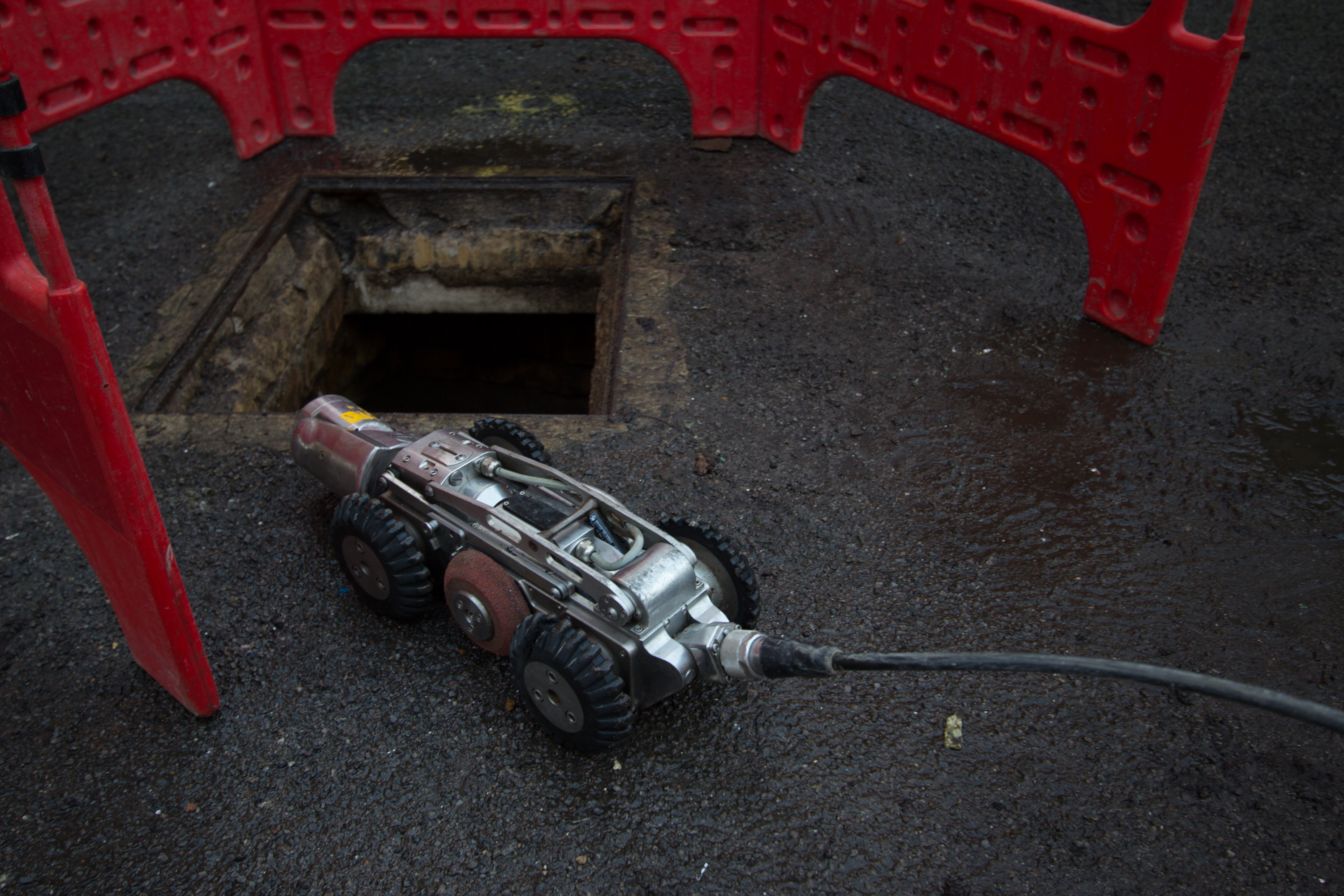 Remote-controlled drain camera for sewer survey